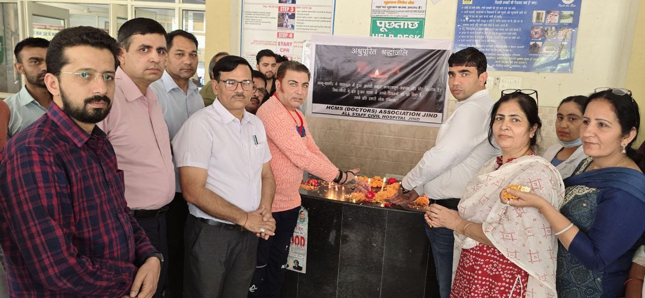 श्रद्धांजलि देते हुए चिकित्सक। श्रद्धांजलि देते हुए चिकित्सक।