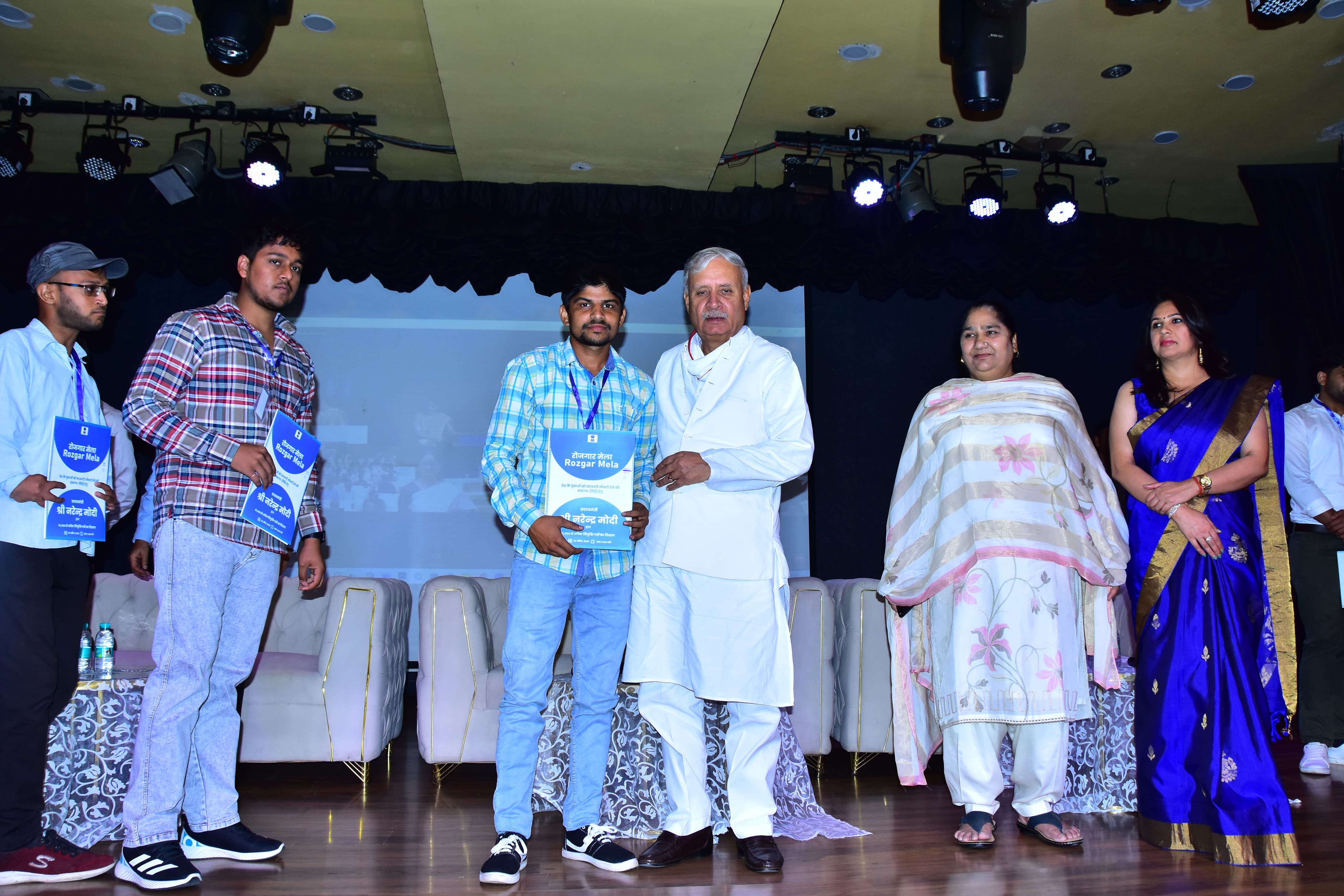 केंद्रीय मंत्री राव इंद्रजीत सिंह ने गुरुग्राम में युवाओं को सौंपे नियुक्ति पत्र केंद्रीय मंत्री राव इंद्रजीत सिंह ने गुरुग्राम में युवाओं को सौंपे नियुक्ति पत्र