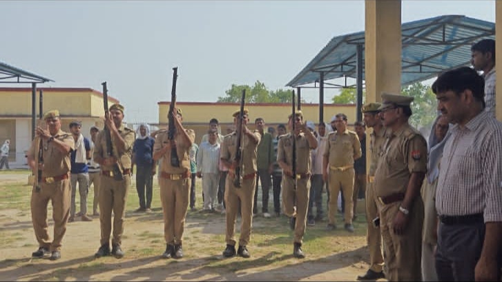 सिपाही के पार्थिव शव को सलामी देते पुलिस गारद सिपाही के पार्थिव शव को सलामी देते पुलिस गारद