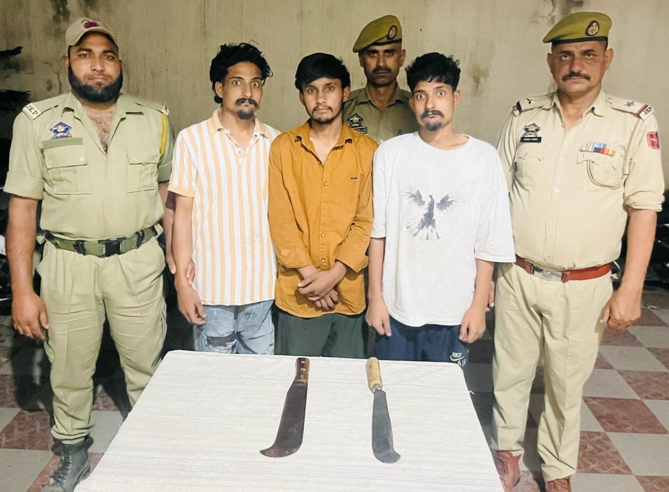 03 criminals arrested with sharp weapons, case registered 03 criminals arrested with sharp weapons, case registered