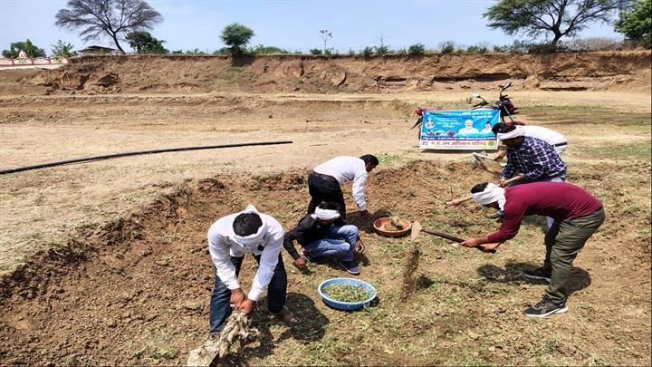 सहभागिता से हुआ ग्राम खुलरी में व्यापक स्तर पर खंती निर्माण सहभागिता से हुआ ग्राम खुलरी में व्यापक स्तर पर खंती निर्माण