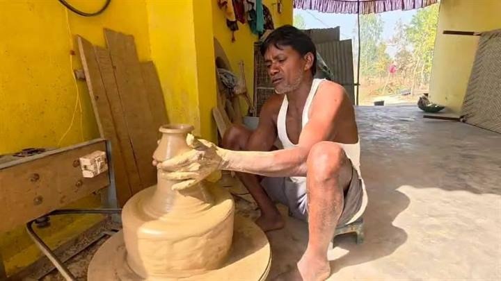 मिट्टी के बर्तन बनाते कलाकार मिट्टी के बर्तन बनाते कलाकार