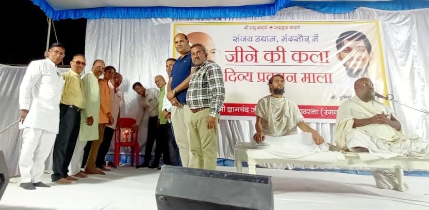 जिंदगी को हम भुनभुनाते हुए नहीं गुनगुनाते हुए जीएं - राष्ट्रसंत श्री ललित प्रभ जी जिंदगी को हम भुनभुनाते हुए नहीं गुनगुनाते हुए जीएं - राष्ट्रसंत श्री ललित प्रभ जी