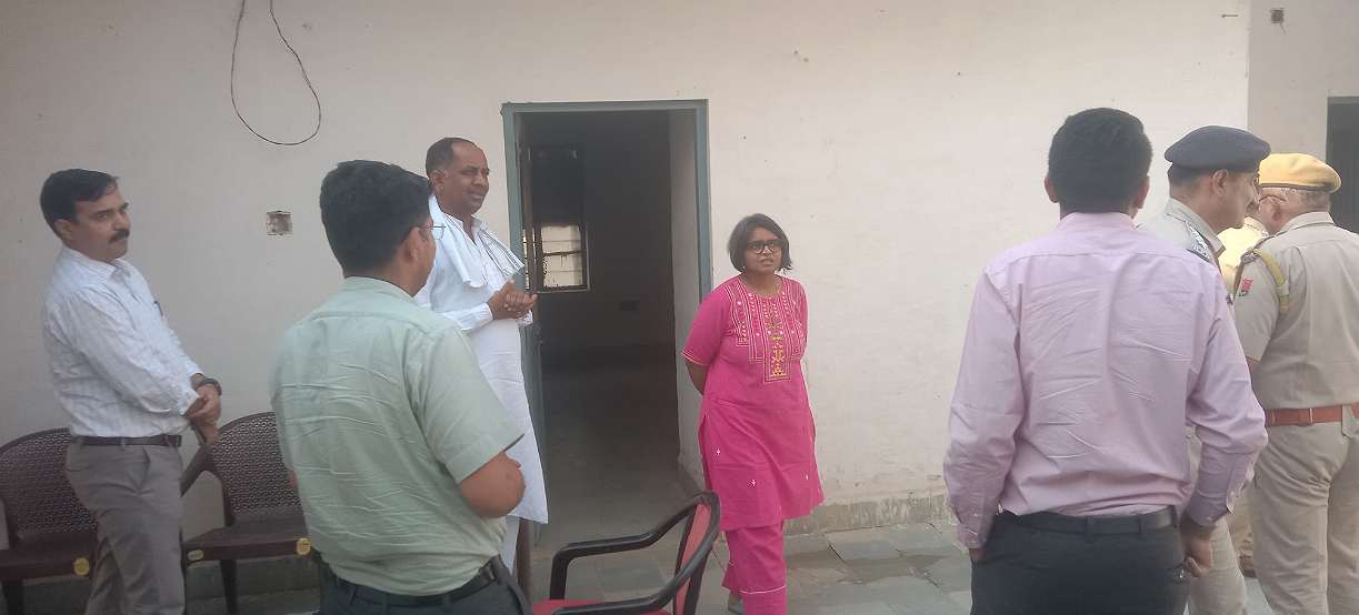 कलेक्टर और एसपी ने खाजूवाला सीमांत क्षेत्र का किया निरीक्षण, सुरक्षा एजेंसियों के अधिकारियों से की चर्चा कलेक्टर और एसपी ने खाजूवाला सीमांत क्षेत्र का किया निरीक्षण, सुरक्षा एजेंसियों के अधिकारियों से की चर्चा