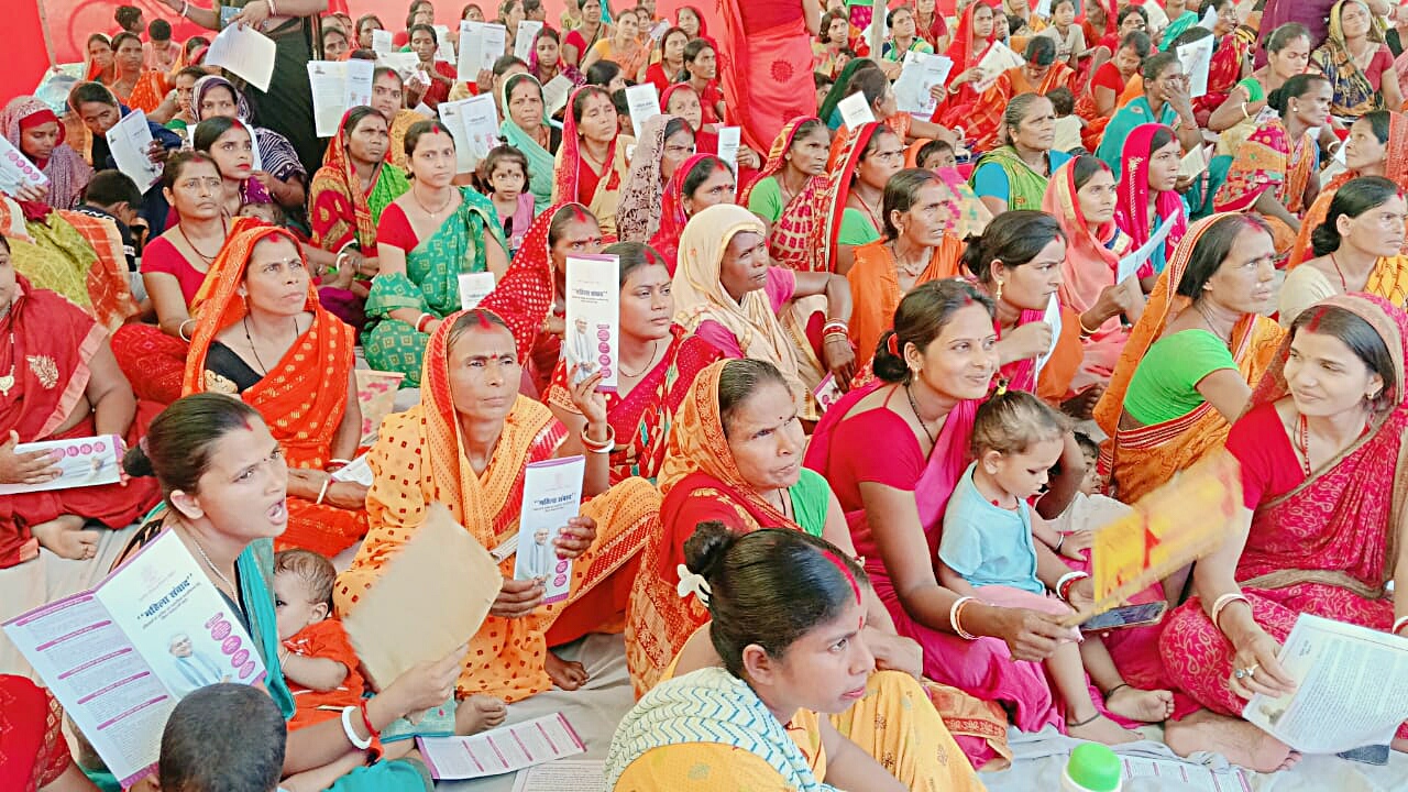 कार्यक्रम में महिलाएं कार्यक्रम में महिलाएं