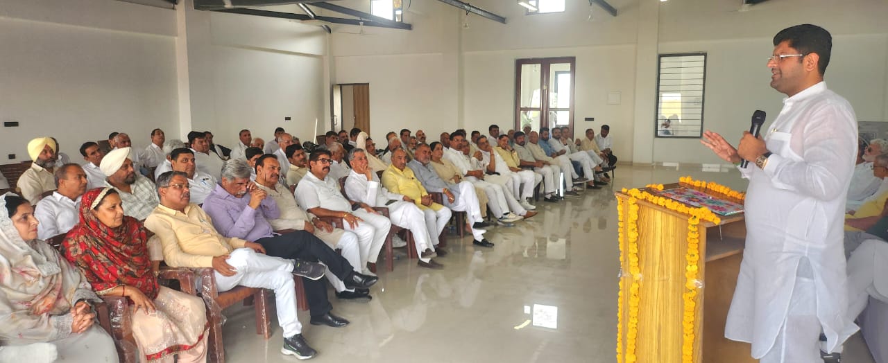 झज्जर में जजपा की राज्य स्तरीय बैठक को संबोधित करते पूर्व मुख्यमंत्री दुष्यंत चौटाला झज्जर में जजपा की राज्य स्तरीय बैठक को संबोधित करते पूर्व मुख्यमंत्री दुष्यंत चौटाला