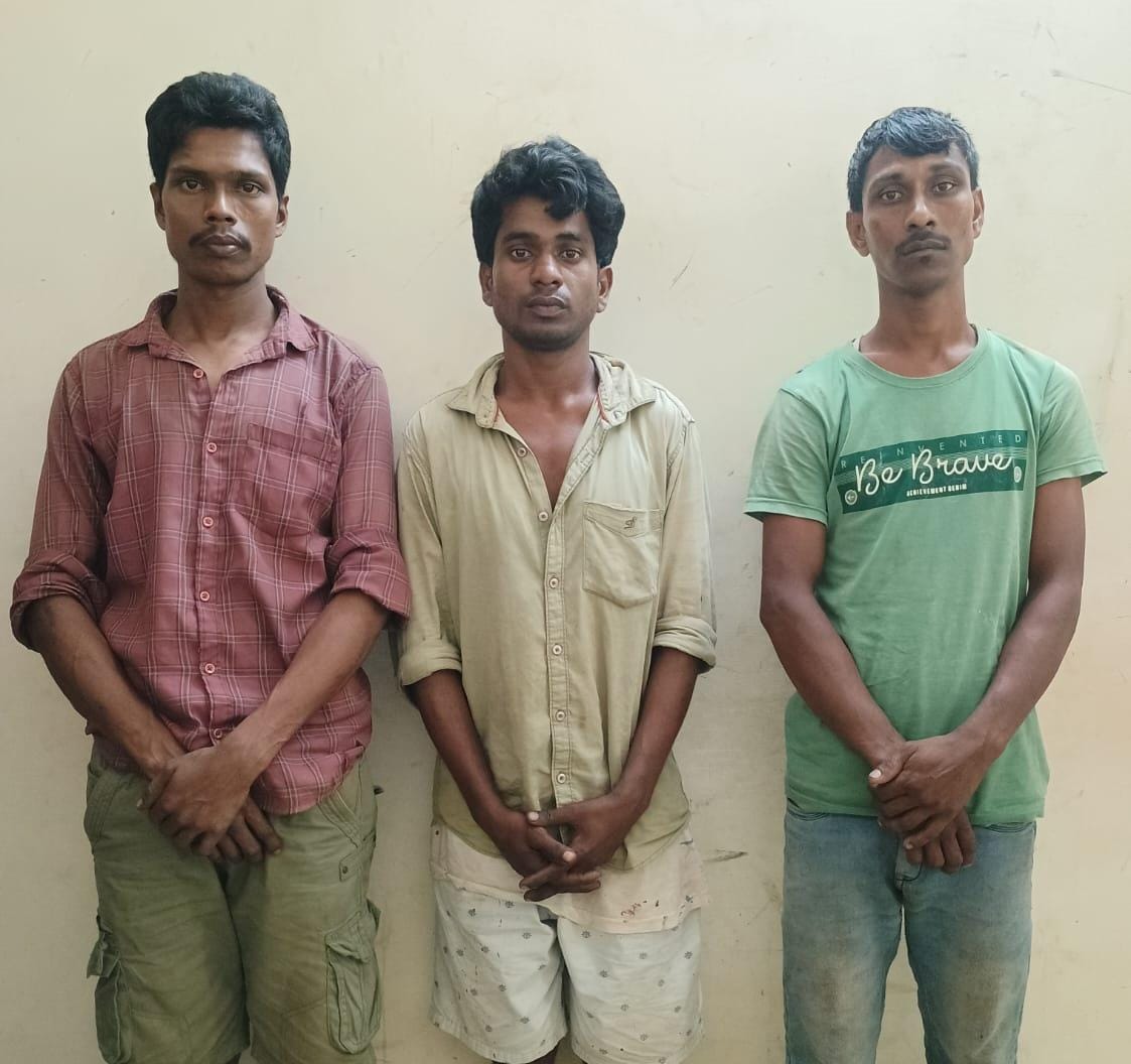 बशिष्ठ पुलिस द्वारा पकड़े गए तीन चोरों की तस्वीर। बशिष्ठ पुलिस द्वारा पकड़े गए तीन चोरों की तस्वीर।