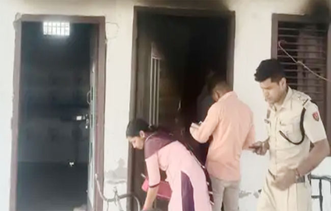 सोनीपत: गोहाना क्षेत्र के गांव रिंढाणा में आग लगने के बाद मौके पर जांच करती पुलिस सोनीपत: गोहाना क्षेत्र के गांव रिंढाणा में आग लगने के बाद मौके पर जांच करती पुलिस
