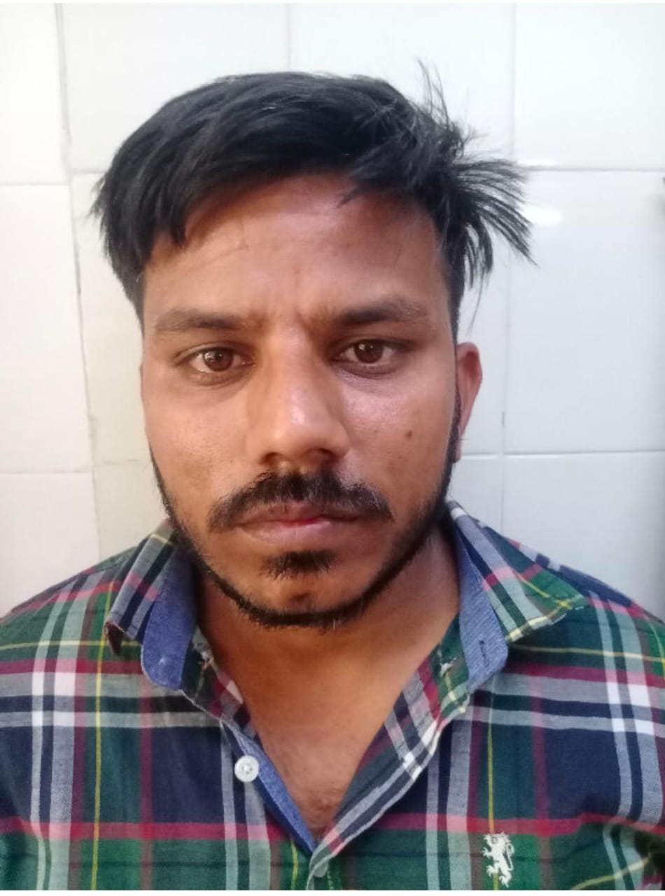 पुलिस की गिरफ्त में आरोपी। पुलिस की गिरफ्त में आरोपी।