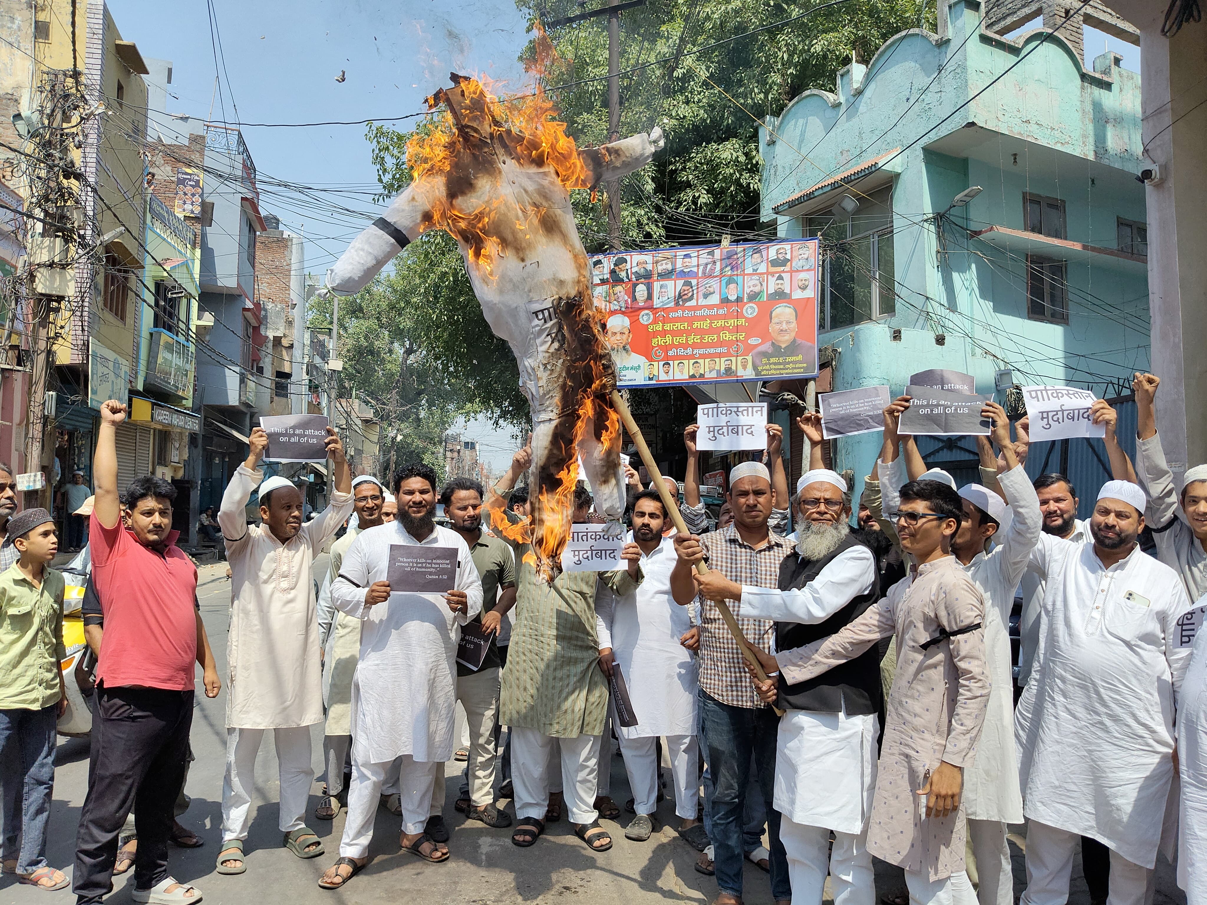 ऑल इंडिया पासमंदा समाज ने फूंका पाकिस्तान का पुतला ऑल इंडिया पासमंदा समाज ने फूंका पाकिस्तान का पुतला