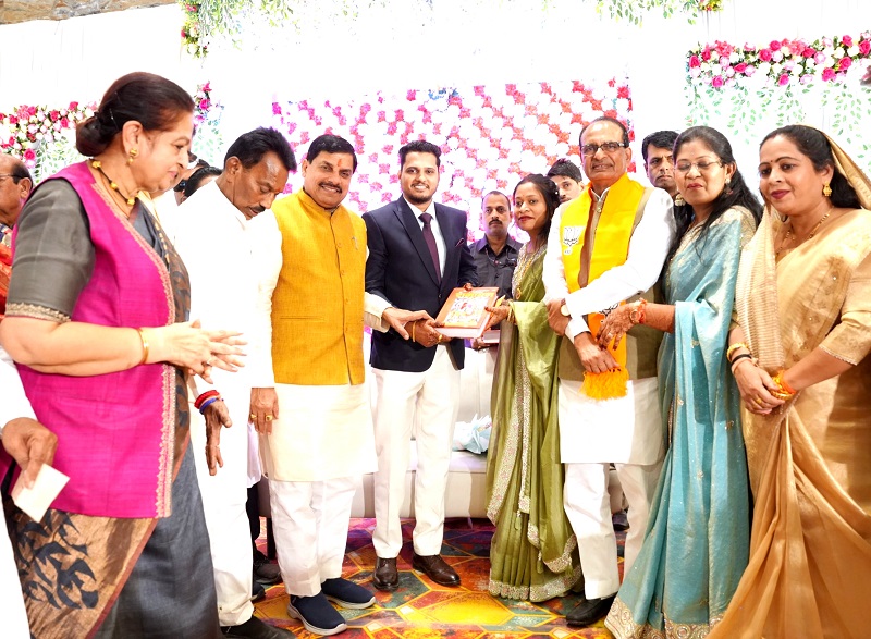 बुरहानपुरः मुख्यमंत्री डॉ. यादव ने नव-दम्पति को दिया आशीर्वाद, भेंट की रामायण बुरहानपुरः मुख्यमंत्री डॉ. यादव ने नव-दम्पति को दिया आशीर्वाद, भेंट की रामायण