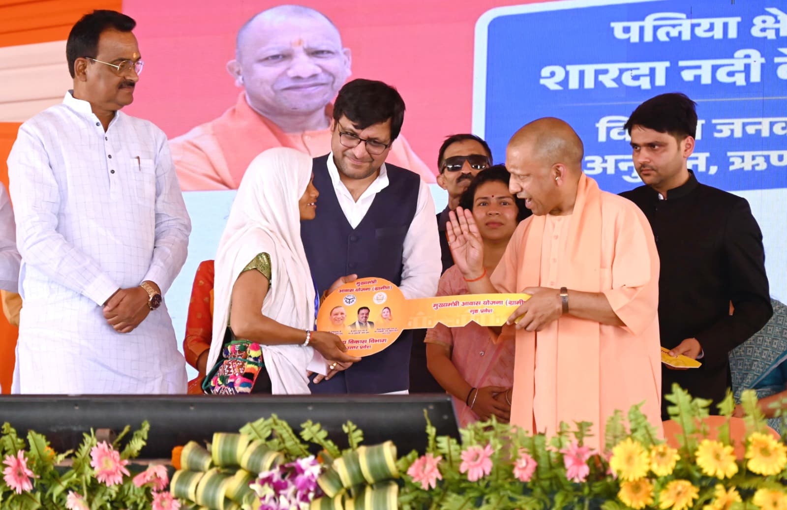 आवास योजना के लाभार्थी को चाबी सौंपते मुख्यमंत्री योगी आदित्यनाथ