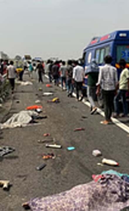 फोटो : दिल्ली एक्सप्रेस-पर सड़क हादसा फोटो : दिल्ली एक्सप्रेस-पर सड़क हादसा