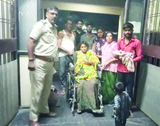 चलती बस में महिला को हुई प्रसव पीड़ा, पुलिस ने देर रात नर्स को बुलाया, महिला ने दिया बेटे को जन्म चलती बस में महिला को हुई प्रसव पीड़ा, पुलिस ने देर रात नर्स को बुलाया, महिला ने दिया बेटे को जन्म