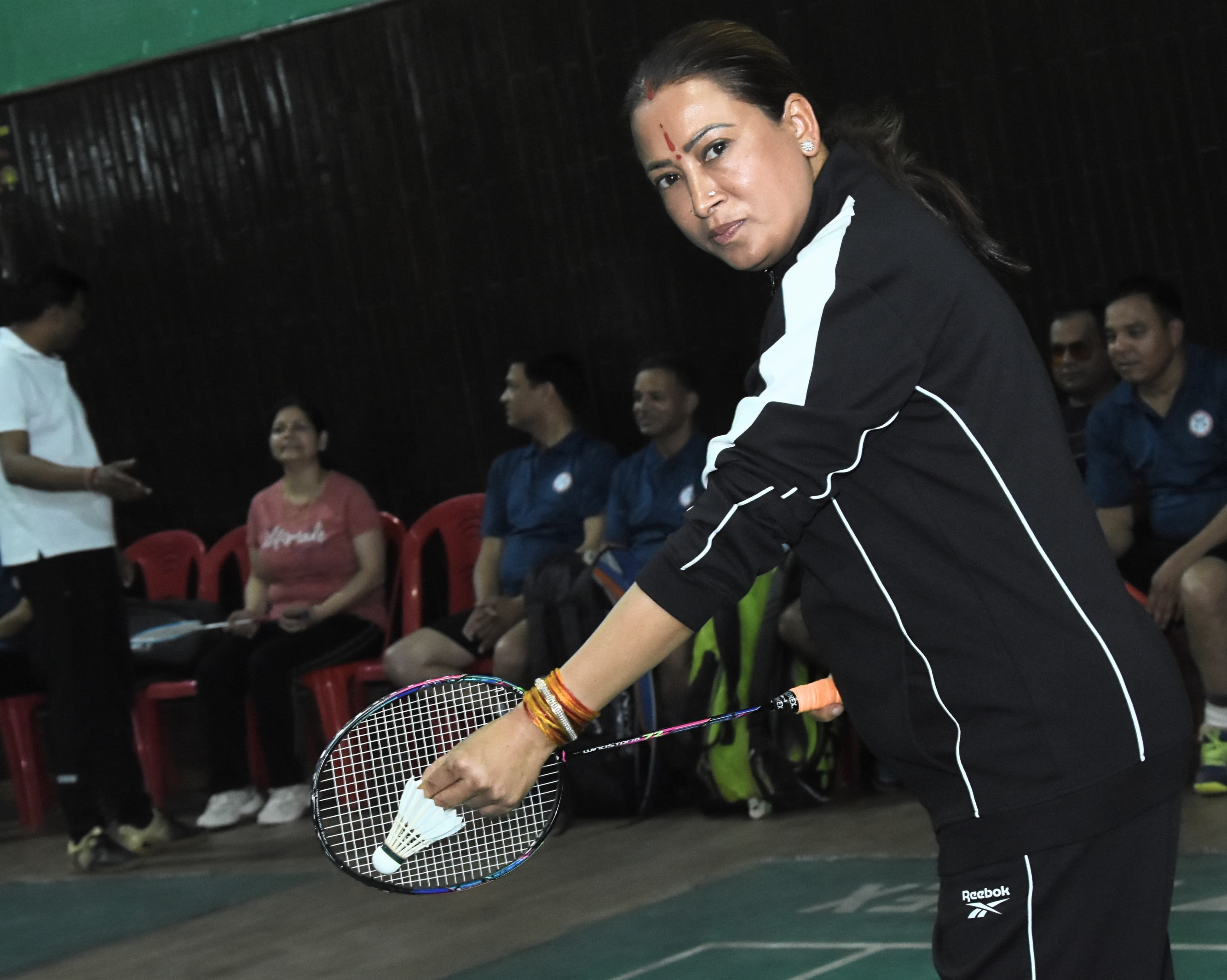 खेल मंत्री रेखा आर्य सचिवालय बैडमिंटन प्रतियोगिता में शाट लगाते हुए। खेल मंत्री रेखा आर्य सचिवालय बैडमिंटन प्रतियोगिता में शाट लगाते हुए।