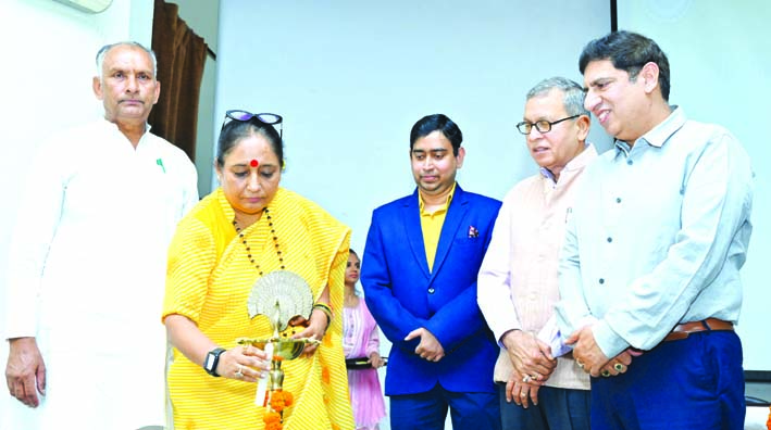 कार्यक्रम का दीप प्रज्ज्वलित कर शुभारम्भ करती ऋतु खण्डूडी कार्यक्रम का दीप प्रज्ज्वलित कर शुभारम्भ करती ऋतु खण्डूडी