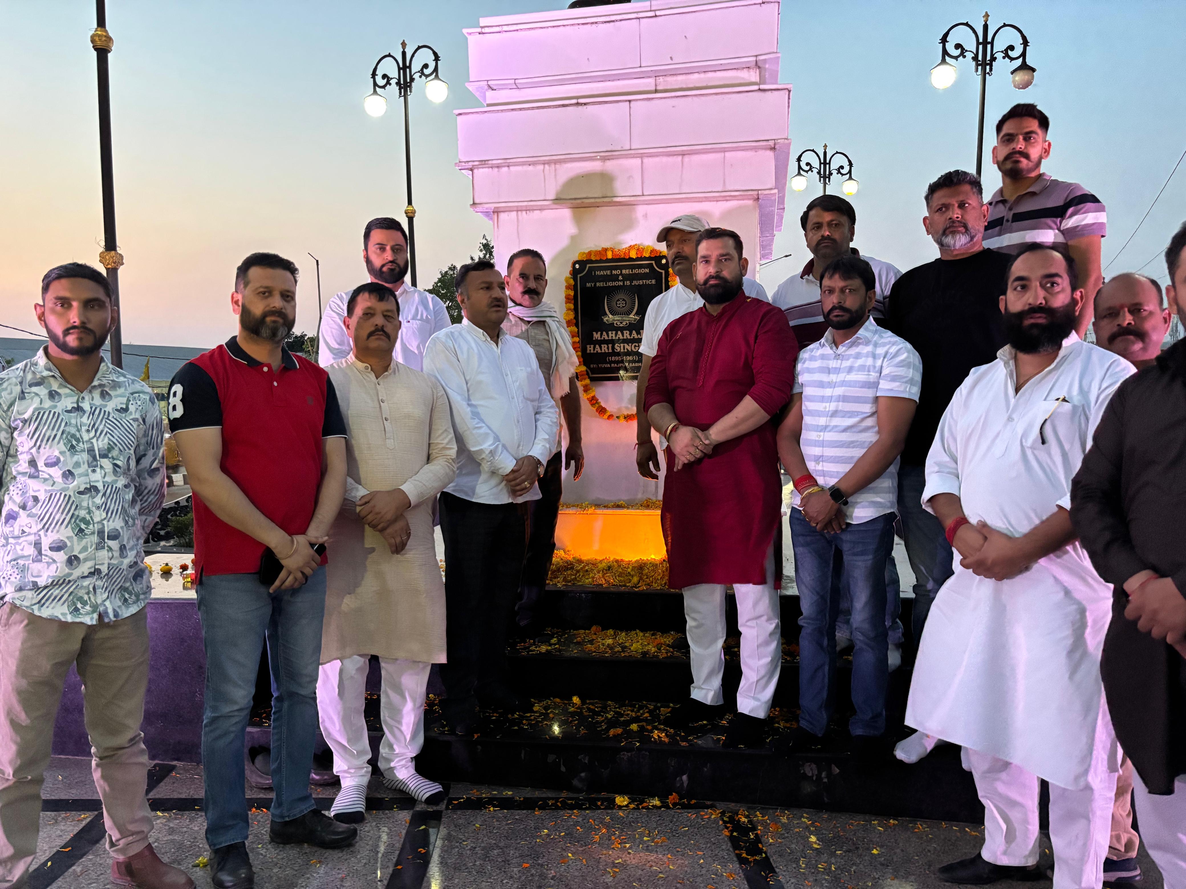 वाईआरएस ने महाराजा हरि सिंह जी को उनकी 64वीं पुण्यतिथि पर भावभीनी श्रद्धांजलि अर्पित की वाईआरएस ने महाराजा हरि सिंह जी को उनकी 64वीं पुण्यतिथि पर भावभीनी श्रद्धांजलि अर्पित की
