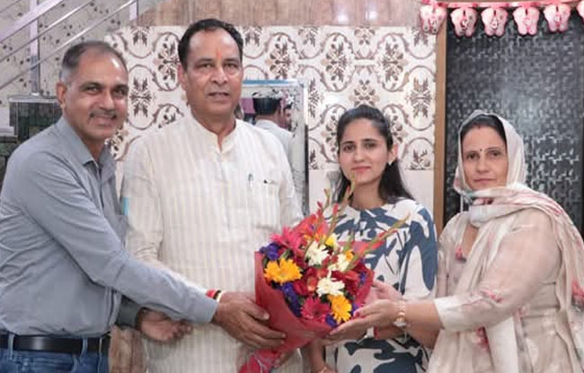  भाजपा प्रदेश अध्यक्ष पंडित मोहन         लाल बड़ौली गांव जाजल की कल्पना रावत को यूपीएससी परीक्षा में 75वीं रैंक प्राप्त करने पर बधाई देते हुए।