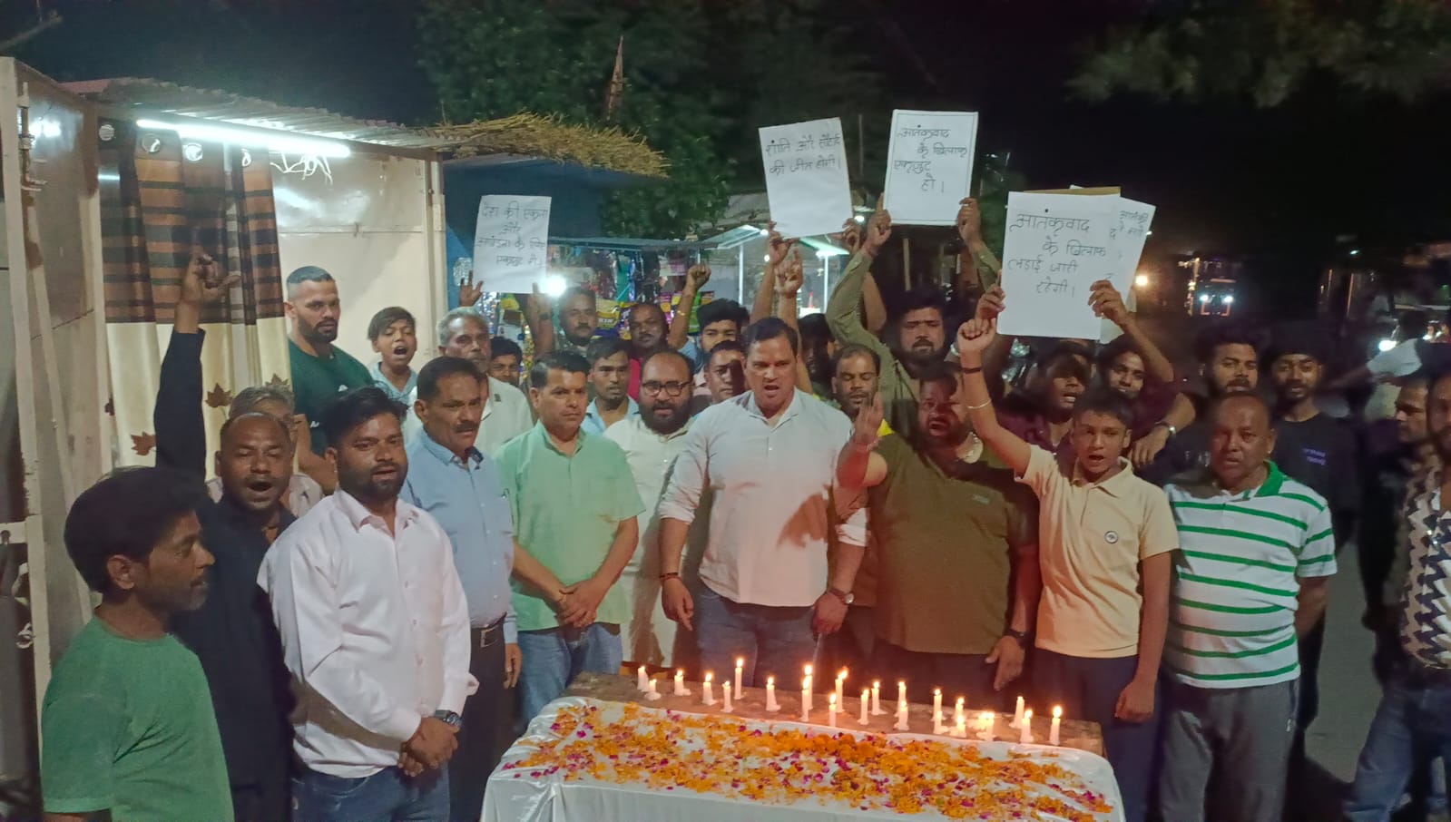 पहलगाम की मृतकों को श्रद्धांजलि देते आरएसएस कार्यकर्ता पहलगाम की मृतकों को श्रद्धांजलि देते आरएसएस कार्यकर्ता
