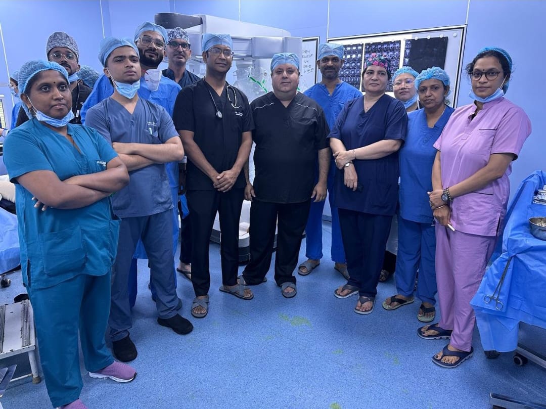 रोबोटिक सर्जरी करने वालों में यूरोलॉजी और रीनल ट्रांसप्लांट विभाग के प्रोफेसर डॉ. पवन वासुदेवा ने डॉ. नीरज कुमार और डॉ. अविषेक मंडल के साथ एनेस्थीसिया टीम रोबोटिक सर्जरी करने वालों में यूरोलॉजी और रीनल ट्रांसप्लांट विभाग के प्रोफेसर डॉ. पवन वासुदेवा ने डॉ. नीरज कुमार और डॉ. अविषेक मंडल के साथ एनेस्थीसिया टीम