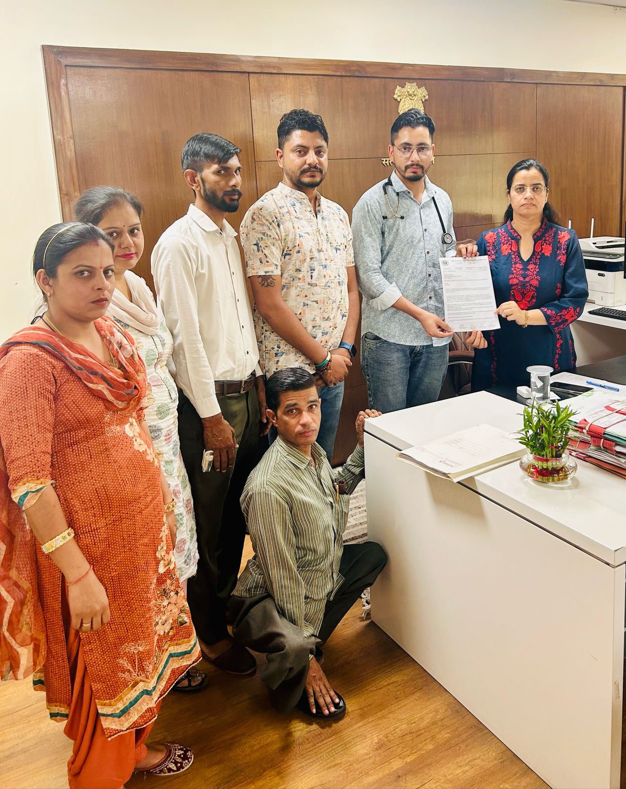 फोटो : आयुष्मान अधिकारी को ज्ञापन सौंपते हुए। फोटो : आयुष्मान अधिकारी को ज्ञापन सौंपते हुए।