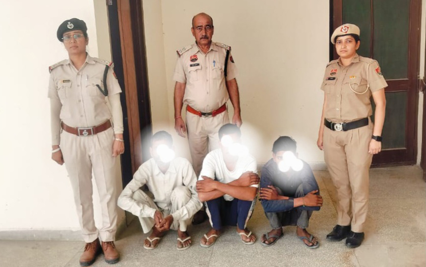 पकड़े गए आरोपी पुलिस गिरफ्त में।