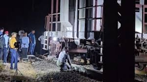 शहडोल में मालगाड़ी का डिब्बा पटरी से उतरा शहडोल में मालगाड़ी का डिब्बा पटरी से उतरा