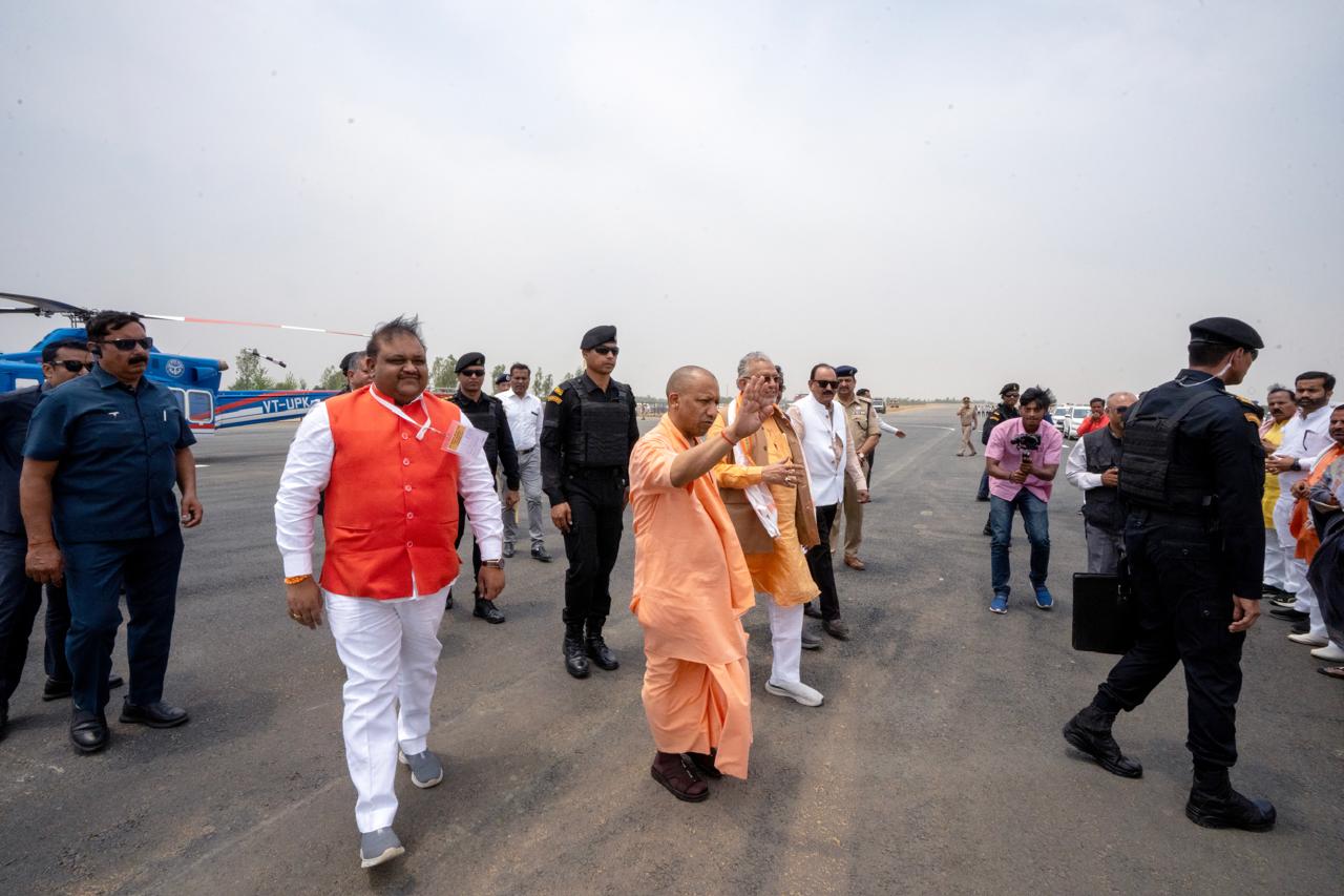 मुख्यमंत्री योगी आदित्यनाथ गंगा एक्सप्रेसवे का निरीक्षण करते हुए। मुख्यमंत्री योगी आदित्यनाथ गंगा एक्सप्रेसवे का निरीक्षण करते हुए।