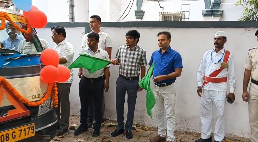 प्रचार वाहन को रवाना करते डीएम प्रचार वाहन को रवाना करते डीएम