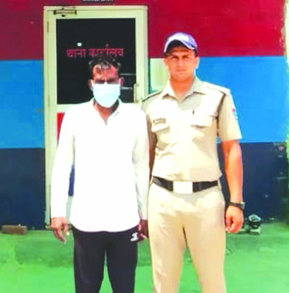 पुलिस गिरफ्त में आरोपित पुलिस गिरफ्त में आरोपित