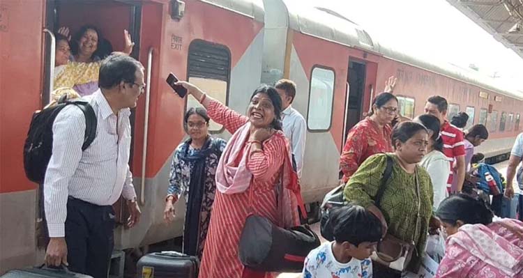जम्मू कश्मीर से छग के 65 लोगों का जत्था वापस लौटा जम्मू कश्मीर से छग के 65 लोगों का जत्था वापस लौटा