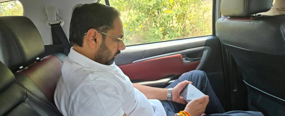 पीएम नरेंद्र मोदी के मन की बात कार्यक्रम को सुनते हुए विधायक देवेंद्र चतरभुज अत्री। पीएम नरेंद्र मोदी के मन की बात कार्यक्रम को सुनते हुए विधायक देवेंद्र चतरभुज अत्री।