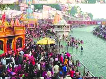 हरकी पैड़ी पर गंगा स्नान के लिए उमड़ी भीड़