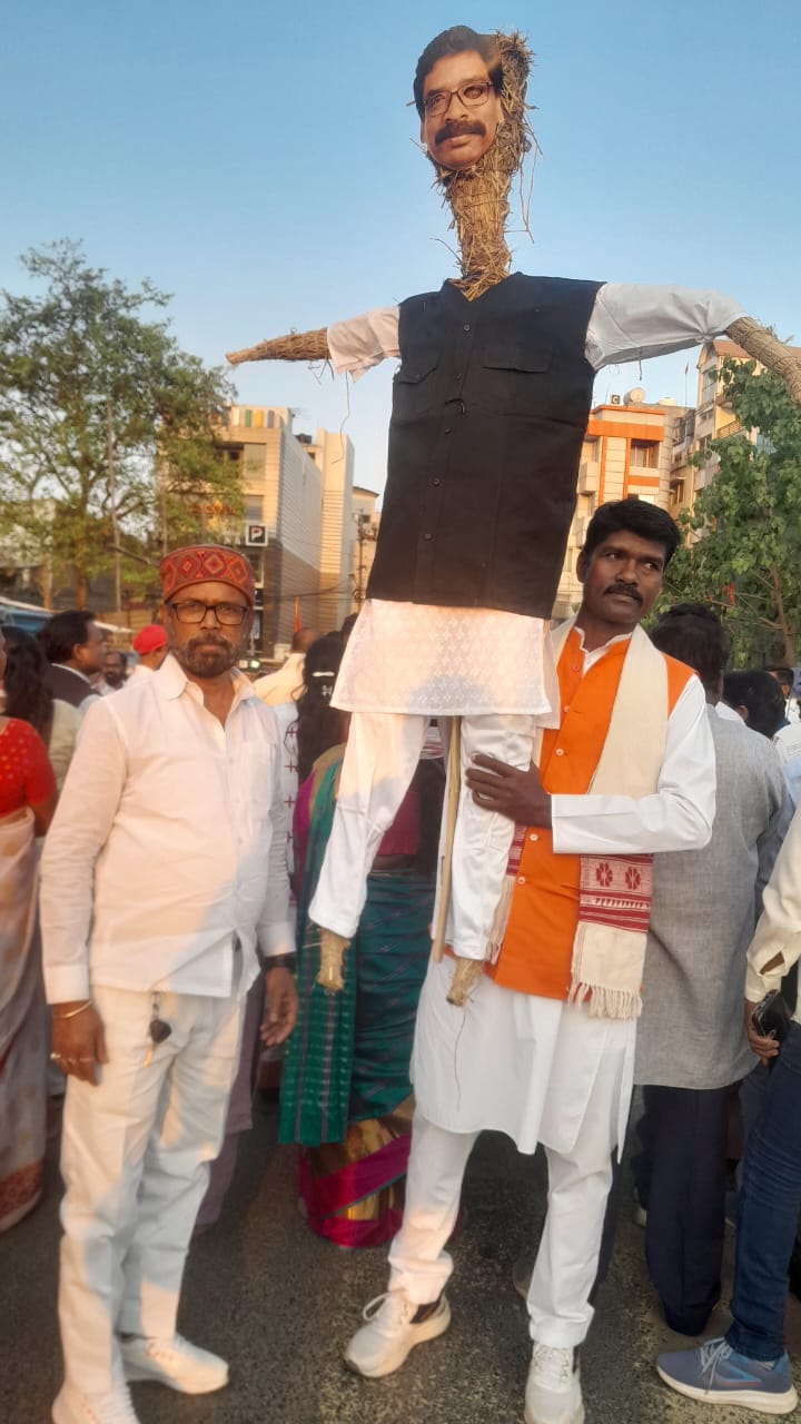 अल्बर्ट एक्का चौक पर पुतला दहन के दौरान नायक की फोटो अल्बर्ट एक्का चौक पर पुतला दहन के दौरान नायक की फोटो
