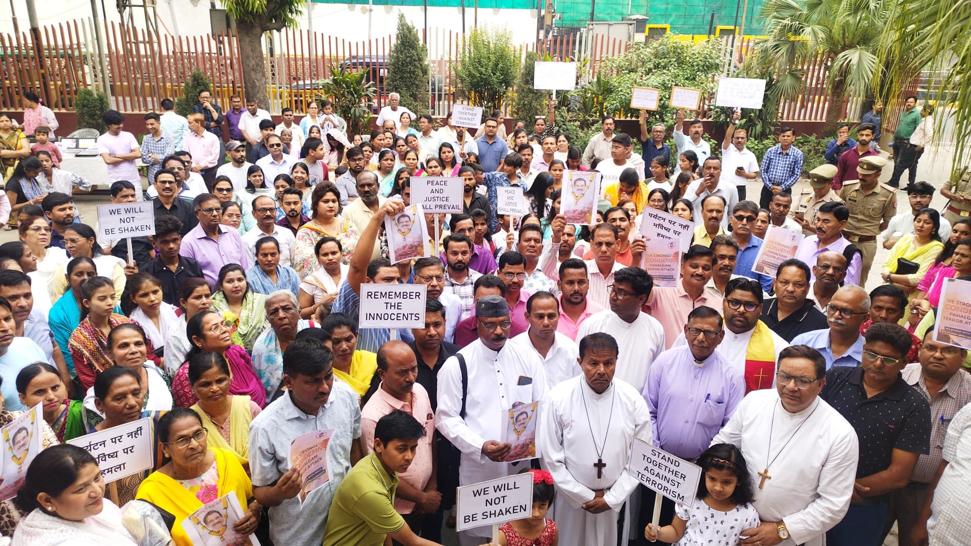 फिलिप्स मैमोरियल मैथोडिस्ट चर्च मुरादाबाद में मसीह समाज ने पहलगाम में हुई आतंकी घटना पर जताया गहरा रोष, प्रधानमंत्री को भेजा ज्ञापन फिलिप्स मैमोरियल मैथोडिस्ट चर्च मुरादाबाद में मसीह समाज ने पहलगाम में हुई आतंकी घटना पर जताया गहरा रोष, प्रधानमंत्री को भेजा ज्ञापन