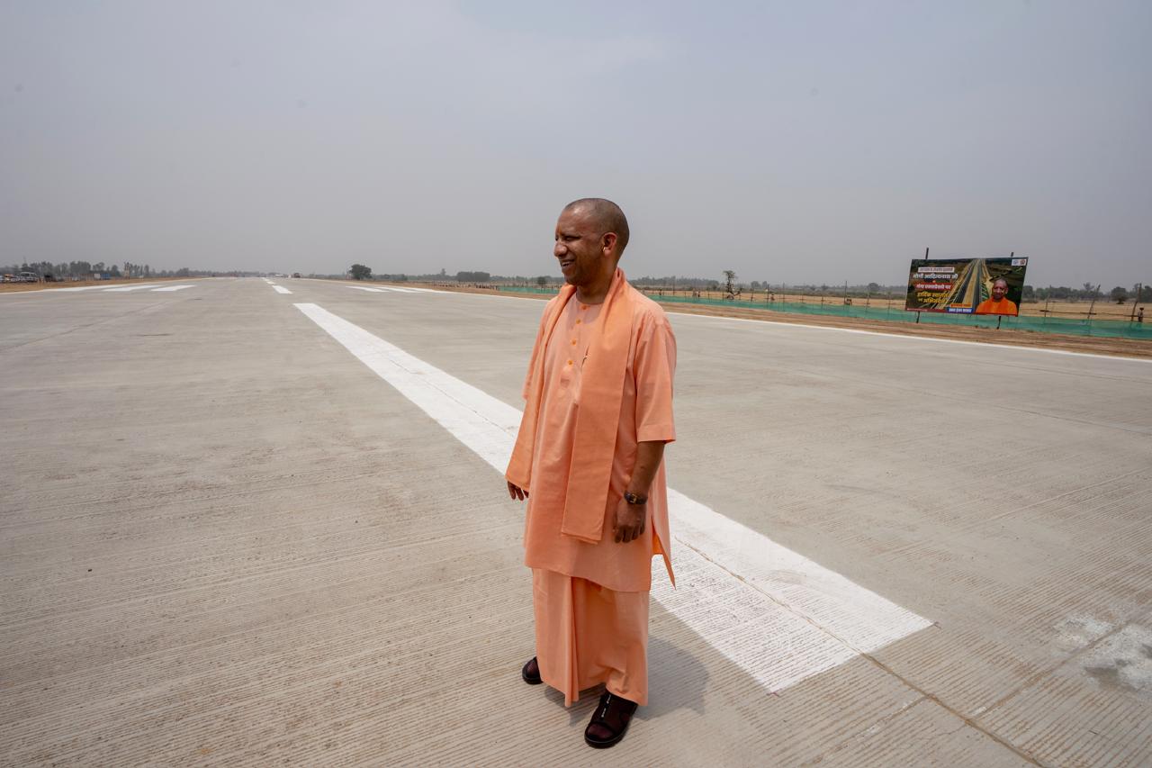 मुख्यमंत्री योगी आदित्यनाथ गंगा एक्सप्रेसवे का निरीक्षण करते हुए। मुख्यमंत्री योगी आदित्यनाथ गंगा एक्सप्रेसवे का निरीक्षण करते हुए।