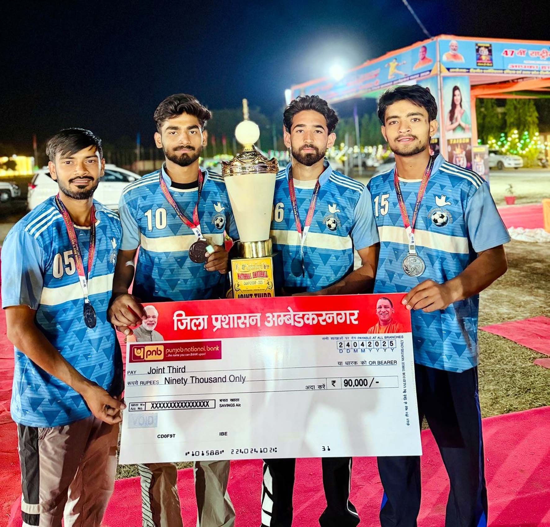 उत्तर प्रदेश के अंबेडकर नगर में आयोजित प्रतियोगिता में भाग लेने वाले खिलाड़ी। उत्तर प्रदेश के अंबेडकर नगर में आयोजित प्रतियोगिता में भाग लेने वाले खिलाड़ी।