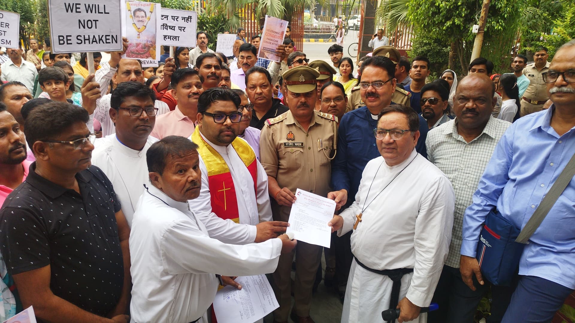 फिलिप्स मैमोरियल मैथोडिस्ट चर्च मुरादाबाद में मसीह समाज ने पहलगाम में हुई आतंकी घटना पर जताया गहरा रोष, प्रधानमंत्री को भेजा ज्ञापन फिलिप्स मैमोरियल मैथोडिस्ट चर्च मुरादाबाद में मसीह समाज ने पहलगाम में हुई आतंकी घटना पर जताया गहरा रोष, प्रधानमंत्री को भेजा ज्ञापन
