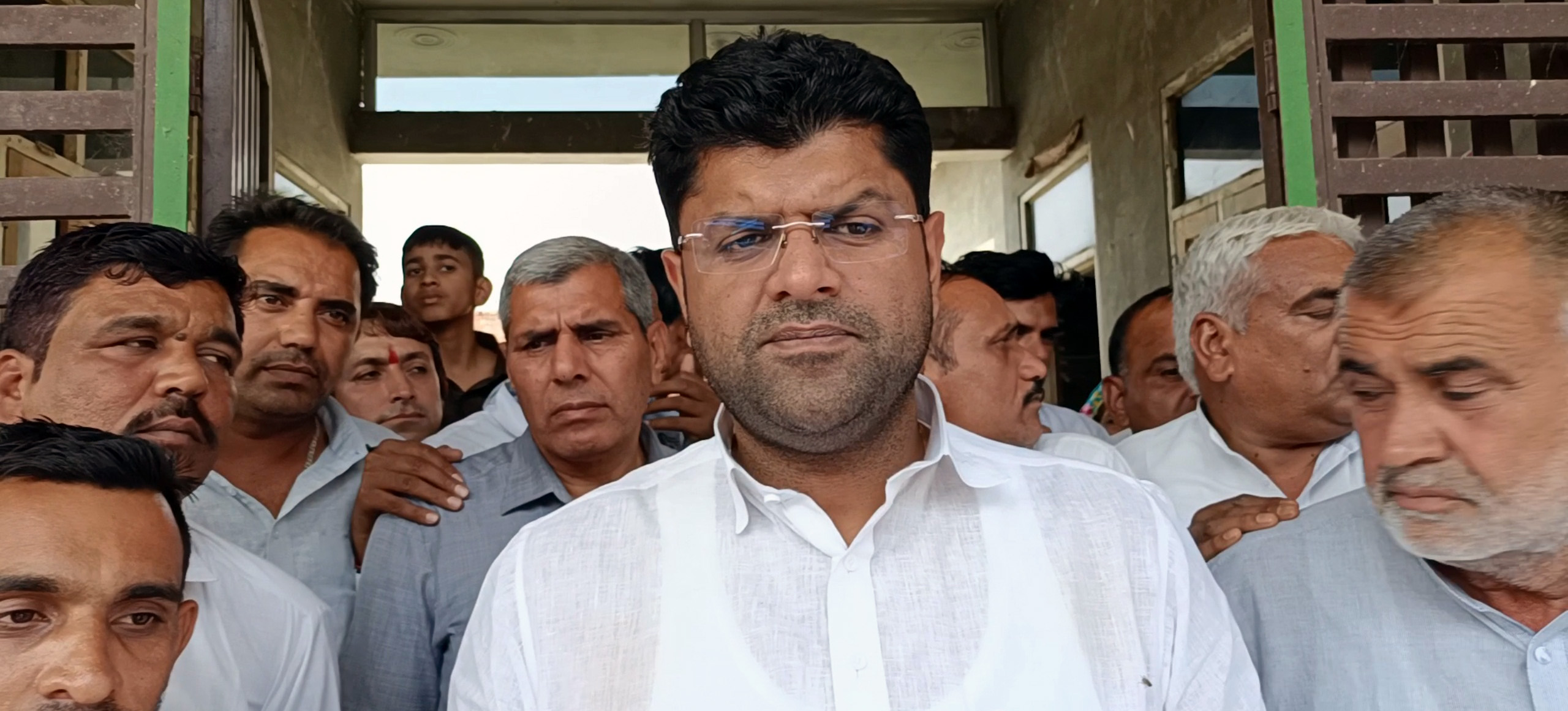 पत्रकारों से बातचीत करते हुए पूर्व डिप्टी सीएम दुष्यंत चौटाला। पत्रकारों से बातचीत करते हुए पूर्व डिप्टी सीएम दुष्यंत चौटाला।