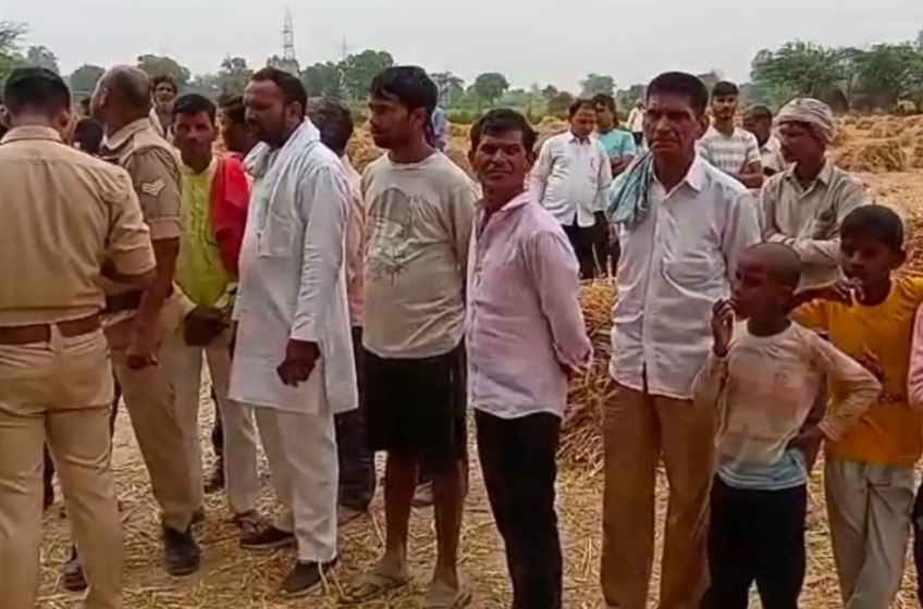 मौके पर मौजूद भीड़ व पुलिस टीम मौके पर मौजूद भीड़ व पुलिस टीम