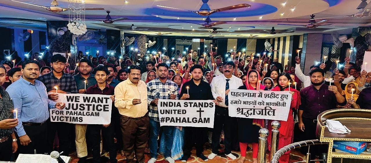 द गुड शेफर्ड चर्च में प्रार्थना के बाद पहलगाम आतंकी घटना के मृतकों को श्रद्धांजली देते हुए द गुड शेफर्ड चर्च में प्रार्थना के बाद पहलगाम आतंकी घटना के मृतकों को श्रद्धांजली देते हुए