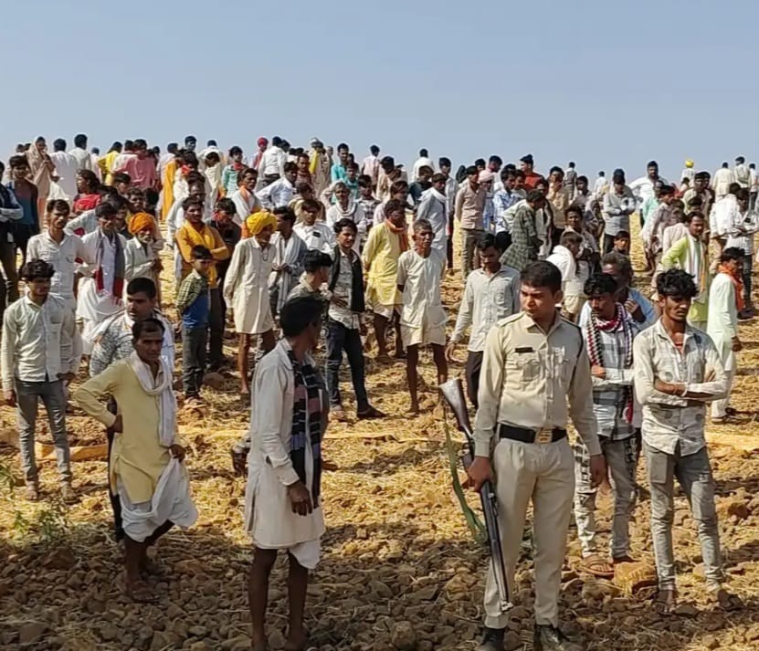 व्यक्ति का शव, जांच में जुटी पुलिस व्यक्ति का शव, जांच में जुटी पुलिस