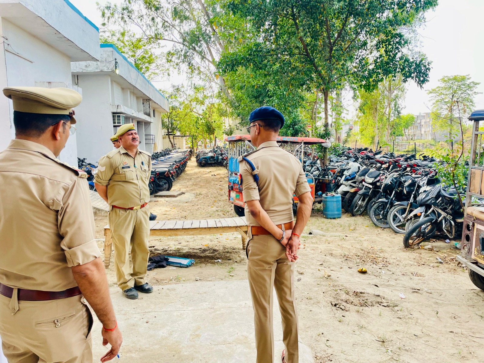 थाना मझोला का वार्षिक निरीक्षण करते पुलिस अधीक्षक नगर कुमार रणविजय सिंह।