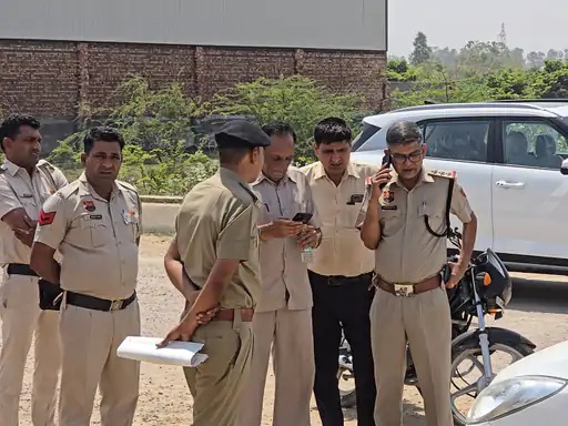 घटनास्थल पर जांच करते हुए पुलिसकर्मी। घटनास्थल पर जांच करते हुए पुलिसकर्मी।
