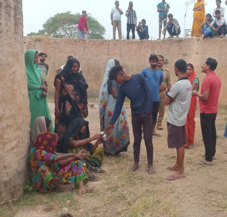 ईट-भट्ठे पर शव मिलने पर विलाप करती महिलाएं व ग्रामीण। ईट-भट्ठे पर शव मिलने पर विलाप करती महिलाएं व ग्रामीण।