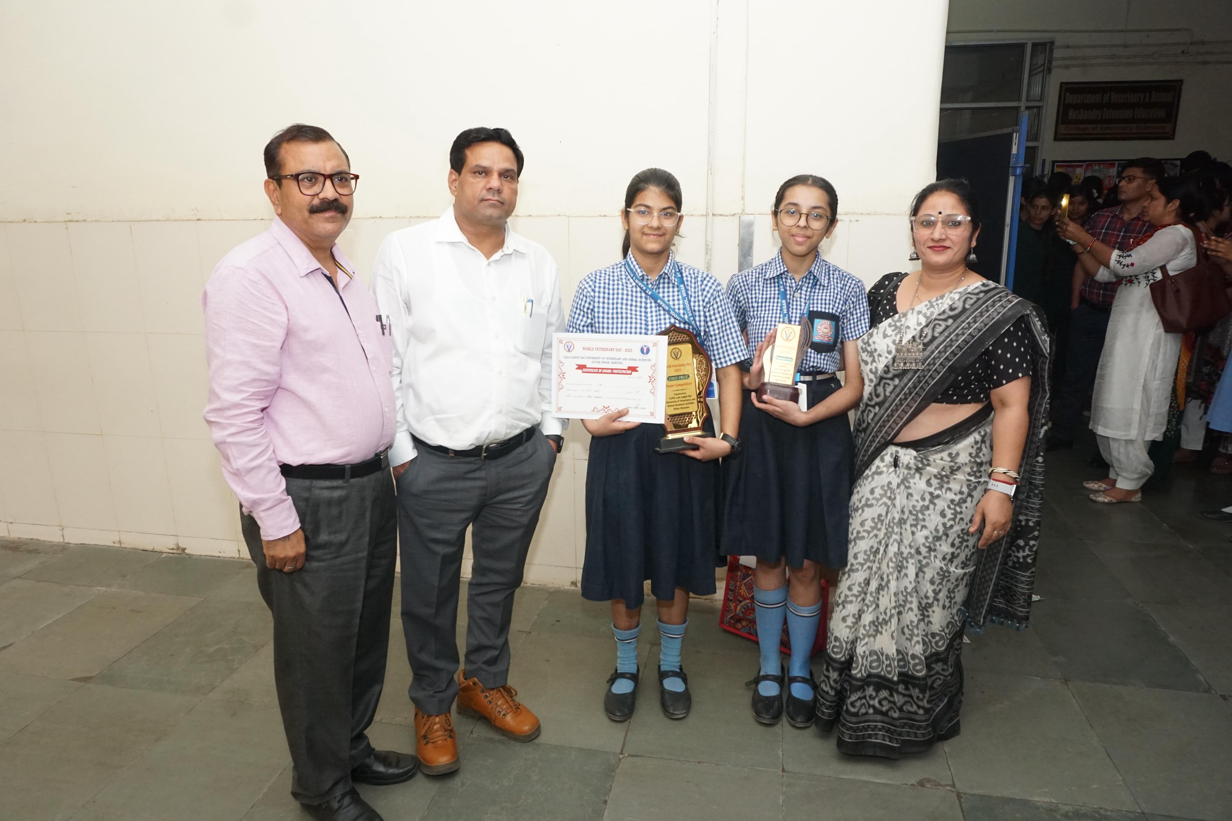 लुवास में आयोजित प्रतियोगिता के विजेताओं को सम्मानित करते अधिकारी। लुवास में आयोजित प्रतियोगिता के विजेताओं को सम्मानित करते अधिकारी।