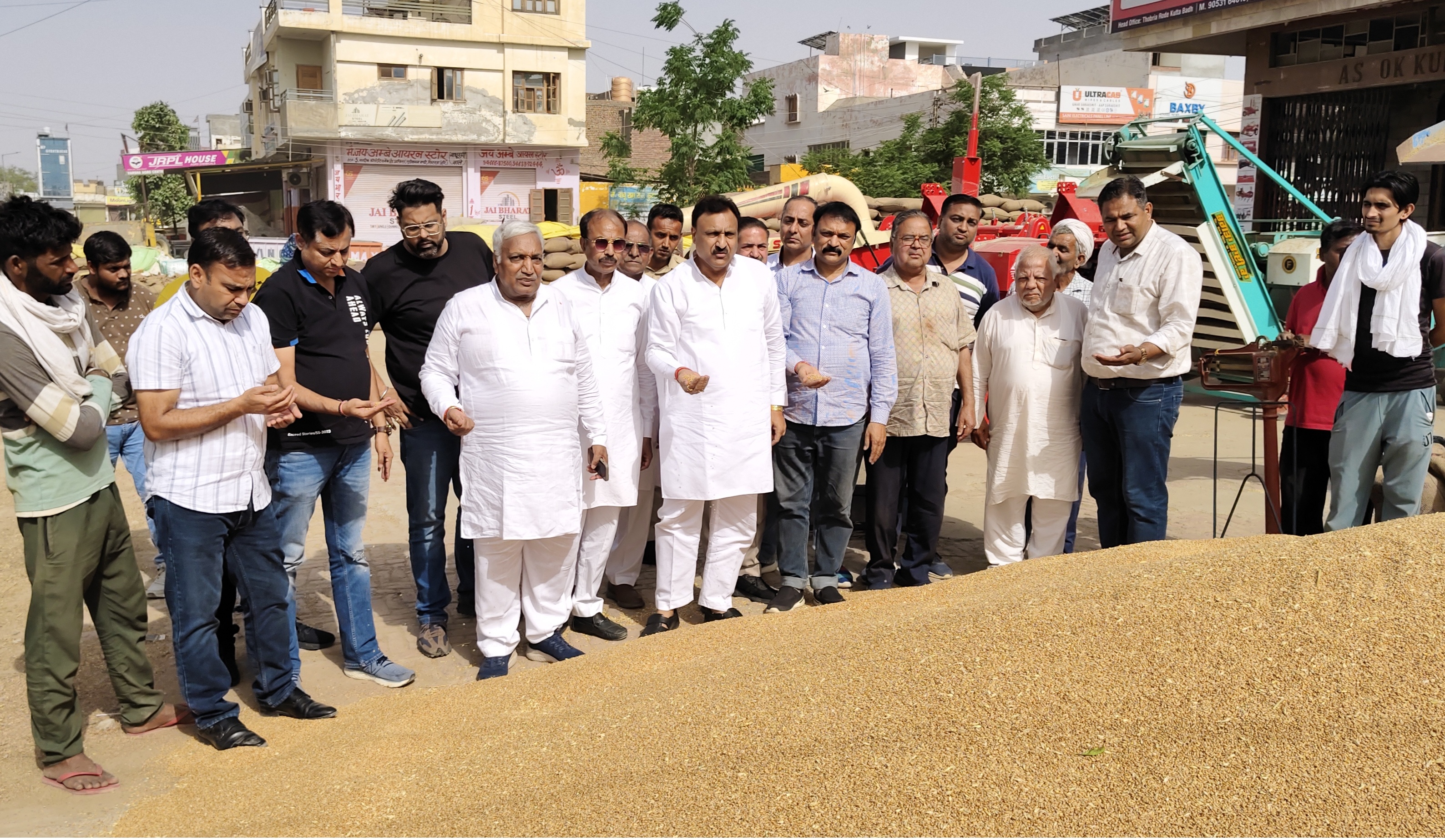 बजरंग गर्ग सिरसा अनाज मंडी में गेहूं खरीद का जायजा लेते हुए। बजरंग गर्ग सिरसा अनाज मंडी में गेहूं खरीद का जायजा लेते हुए।
