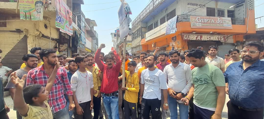 खेकड़ा में पाकिस्तान का पुतला लेकर प्रदर्शन करते व्यापारी