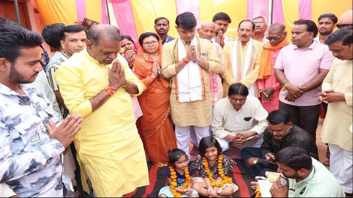 मंत्री कुशवाह ने नवग्रह कॉलोनी में कन्याओं से कराया सीसी रोड का भूमि पूजन मंत्री कुशवाह ने नवग्रह कॉलोनी में कन्याओं से कराया सीसी रोड का भूमि पूजन