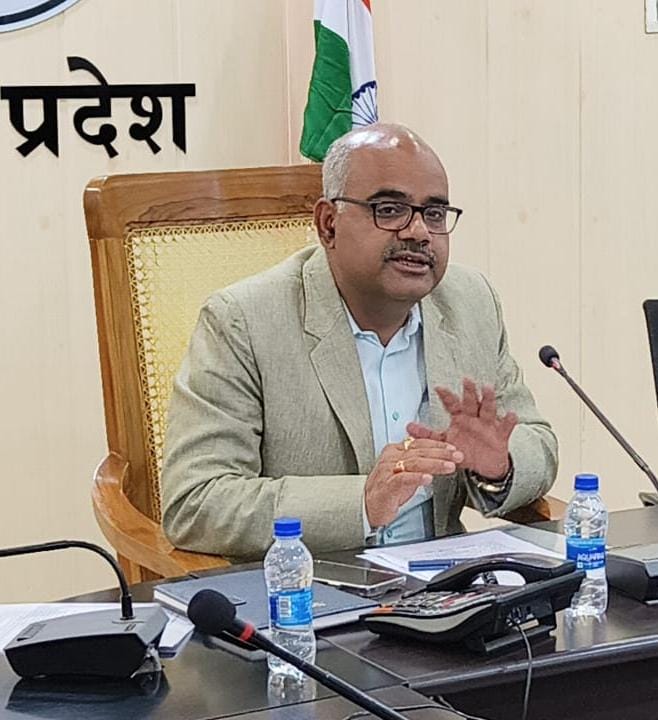 जानकारी देते जिलाधिकारी जीतेन्द्र प्रताप जानकारी देते जिलाधिकारी जीतेन्द्र प्रताप